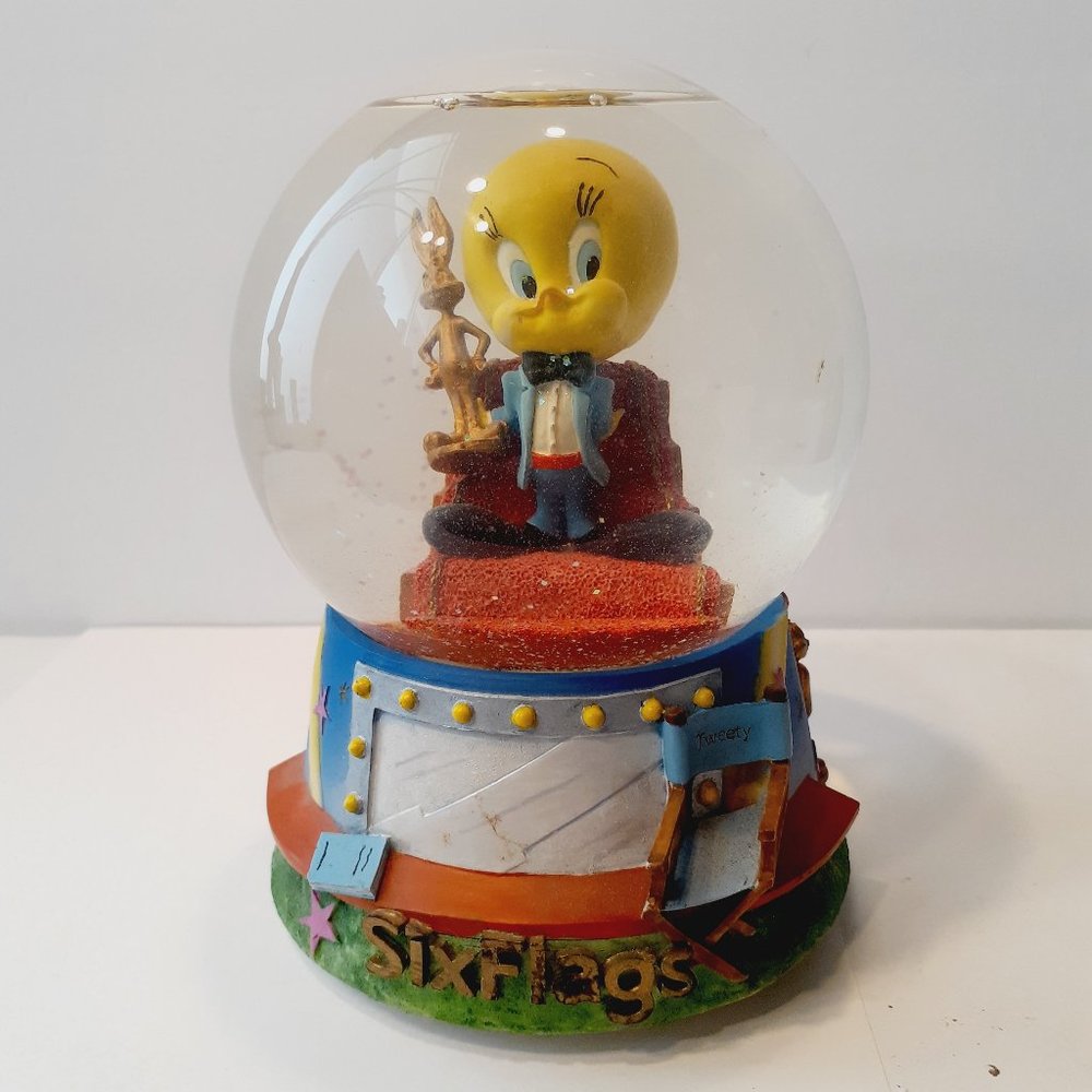 Vintage Six Flags Looney Tunes Tweety Bird Snowglobe Musical!!